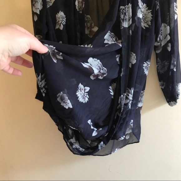 📌 Aritzia Babaton Beau Floral Blouse - Picture 3 of 4